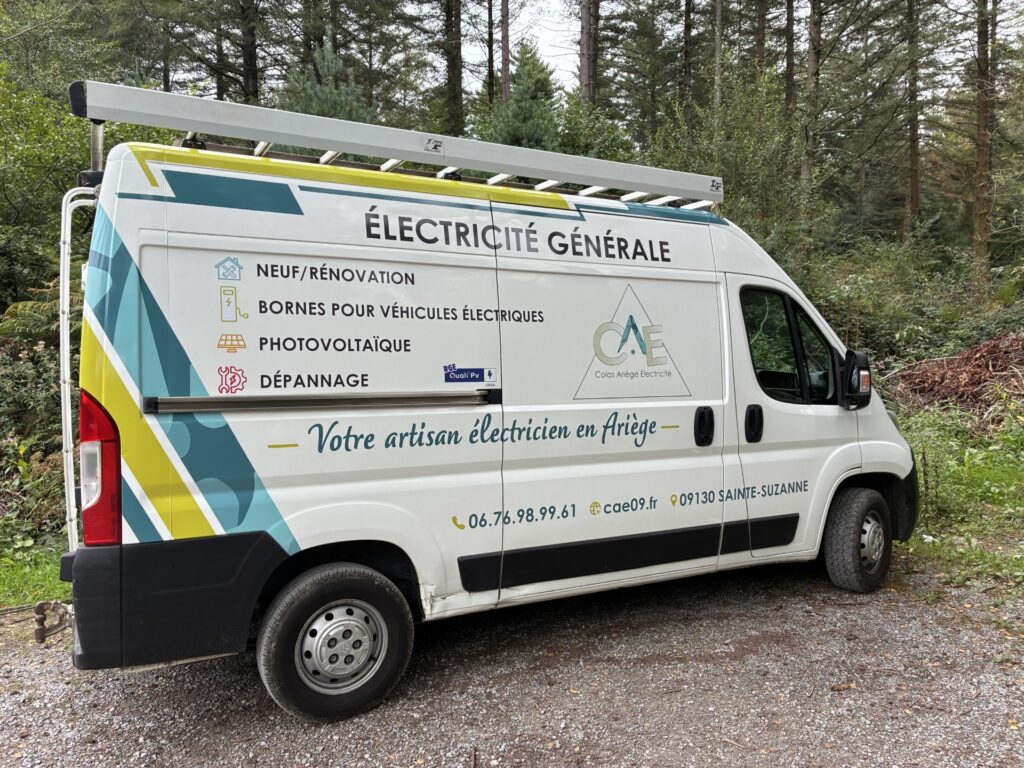 Véhicule de Colas Ariège Électricité, artisan électricien en Ariège et sud Haute-Garonne
